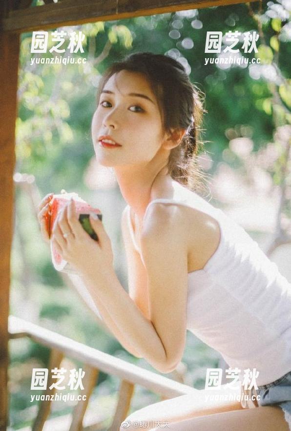 Hyoyeon (김효연)白裙写真合集，快来观看她的时尚故事与灵感.txt